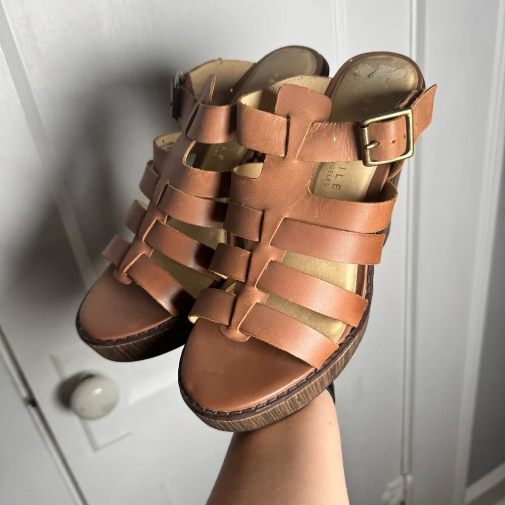 Very Volatile Los Angeles Leather Platform Tan Strappy Heels size 9